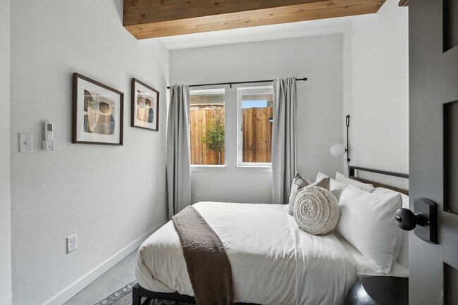 Building Photo - 925 NE 23rd Ave