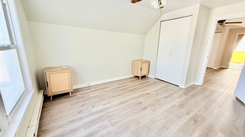 Building Photo - 5843 W Warwick Ave