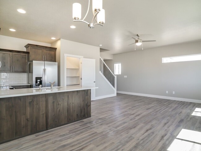 Building Photo - Beautiful 3 Bed 2.5 Bath Townhome in West ...