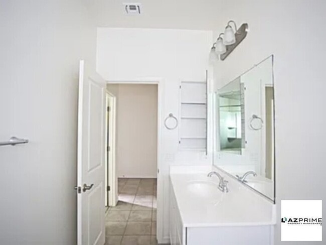 Building Photo - Nice Home