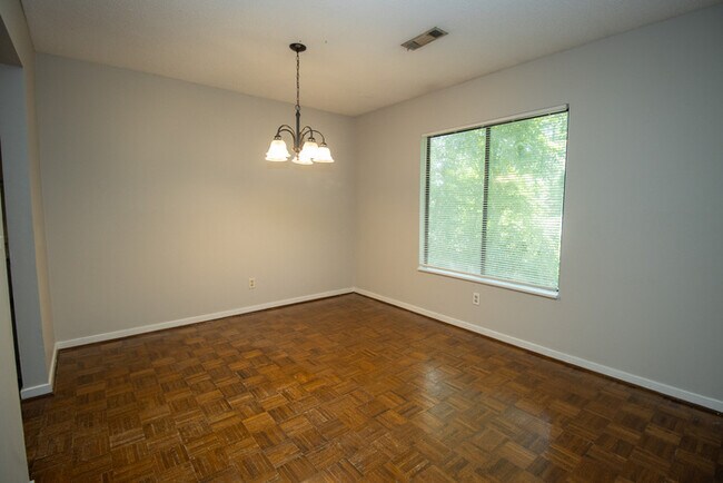 Building Photo - Spacious 2BR 2BA townhome in Village Creek!