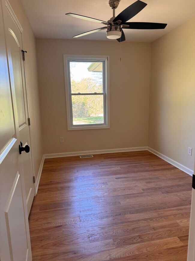 Building Photo - 3 Bedroom || 1 Bathroom - Single Family Home