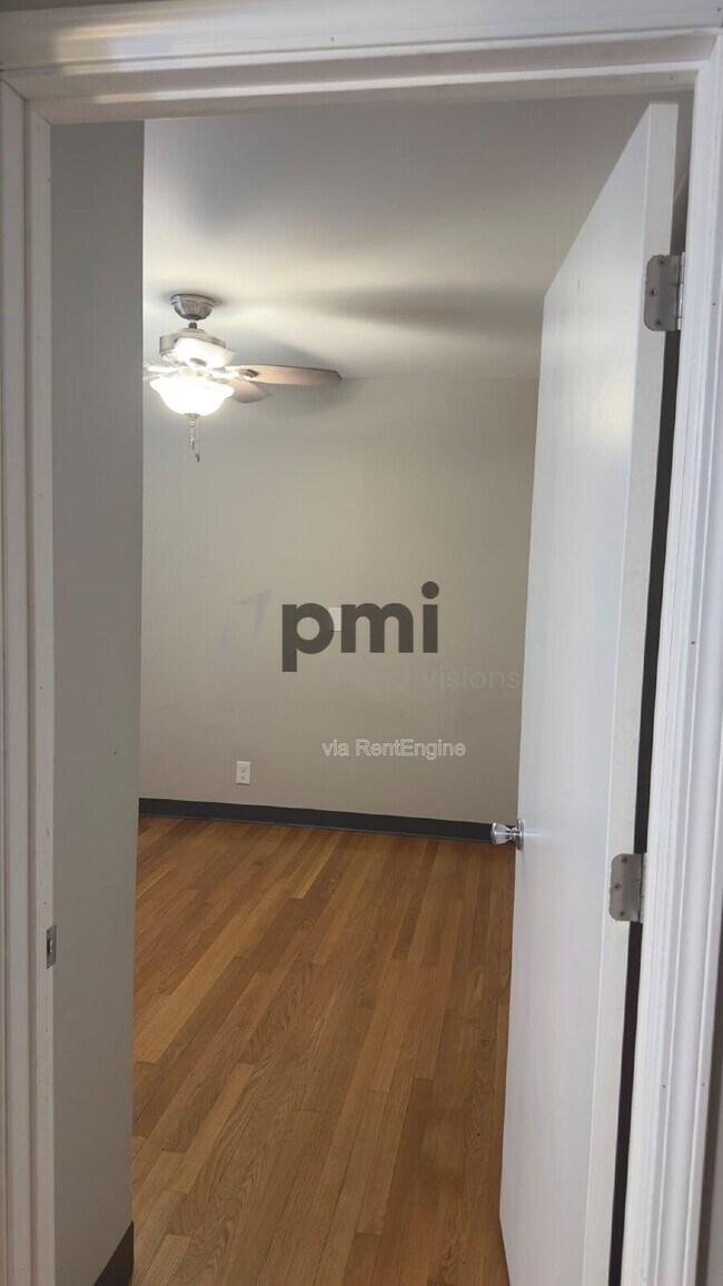 Building Photo - 1528 Division St