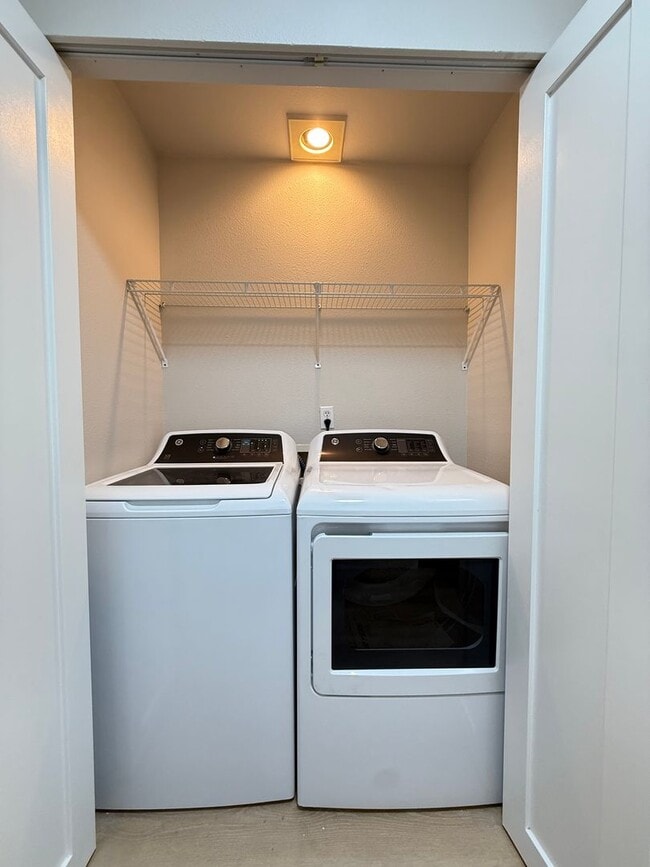 Building Photo - Fully Remodeled Silver Firs Townhome for R...
