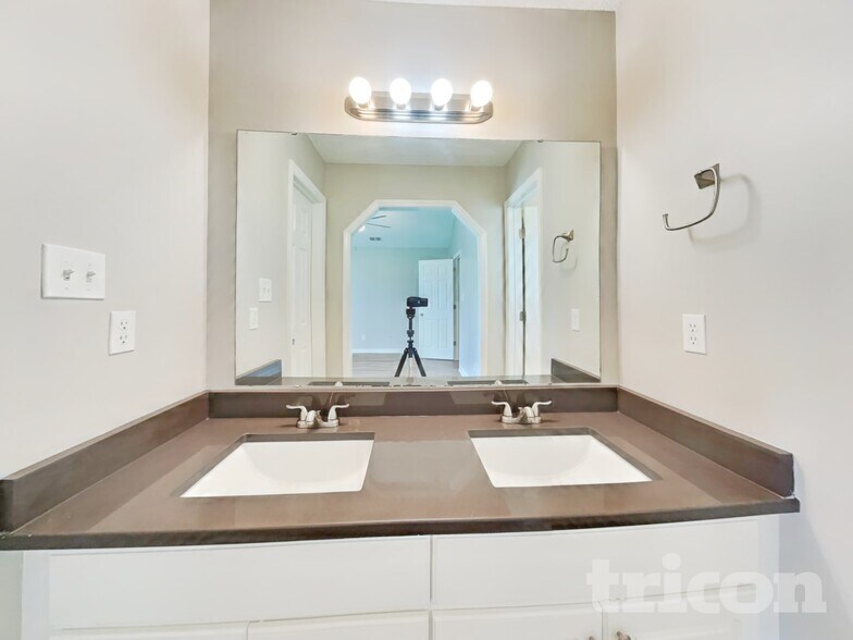 Building Photo - 5169 Parkerwood Dr