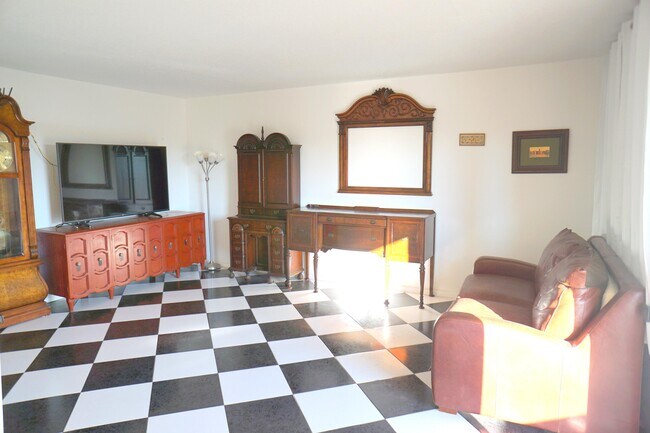 Building Photo - 401 Southampton A