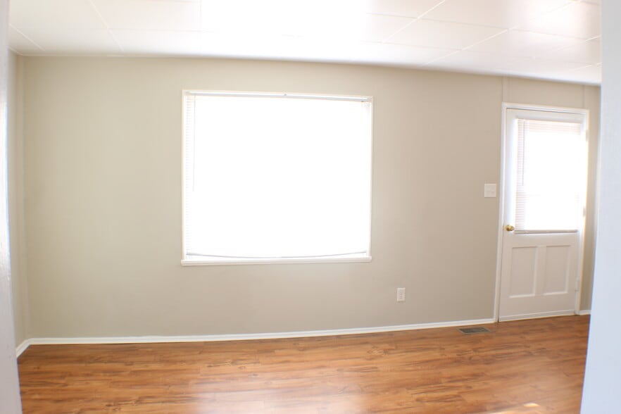 Living room - 3502 N Sterling Ave