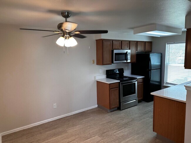 Building Photo - Spacious Updated Ranch Style Condo