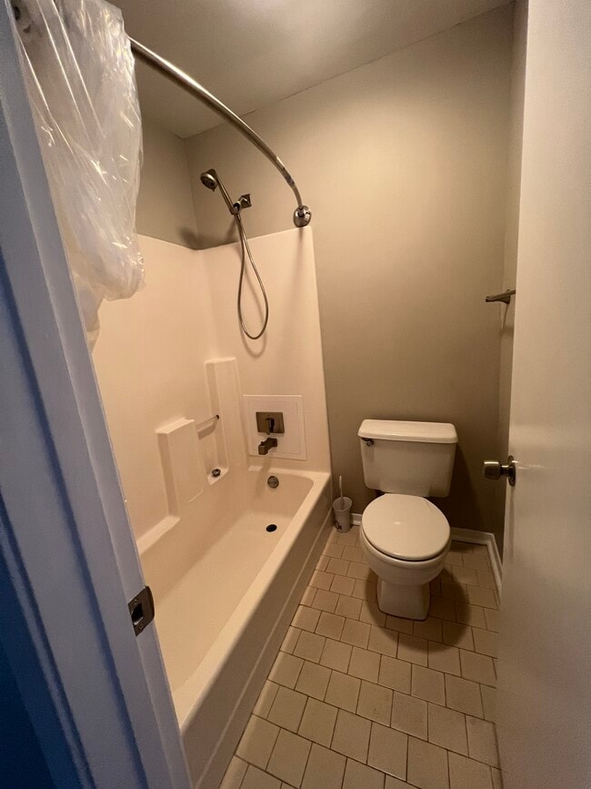 MASTER BATHROOM SUITE - 333 Julia St
