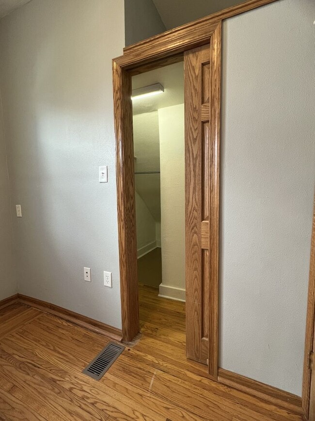 Building Photo - DUBUQUE:  NICE Duplex, hardwood floors, Ce...