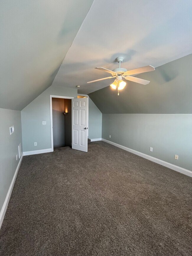 Building Photo - 642 Hillside Dr