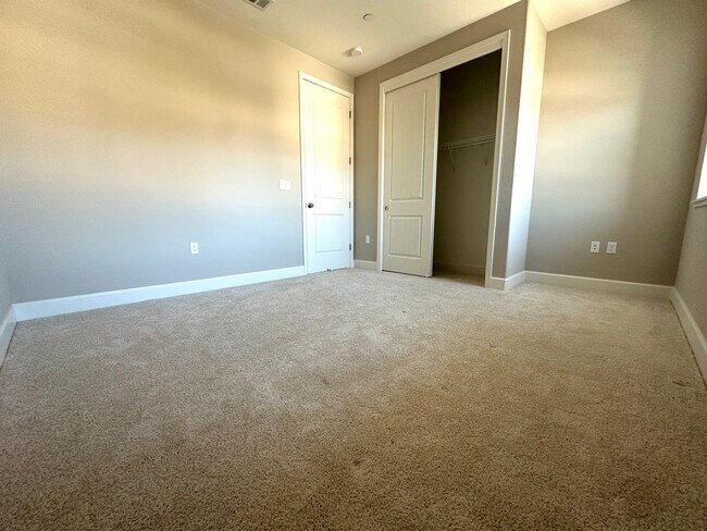 Building Photo - Beautiful Newer 5 Bedroom, 4 Bath in the h...