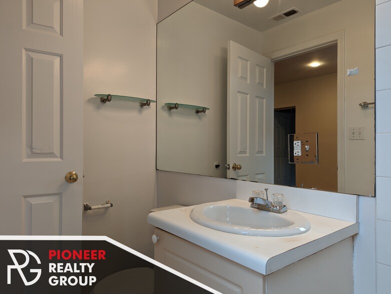 Building Photo - 914 W Dakin St