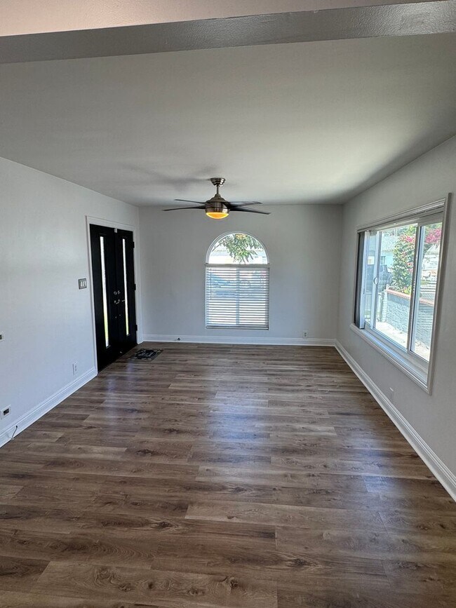 Building Photo - !! MOVE-IN SPECIAL !!  Bright Carson Front House Duplex with Modern Finishes