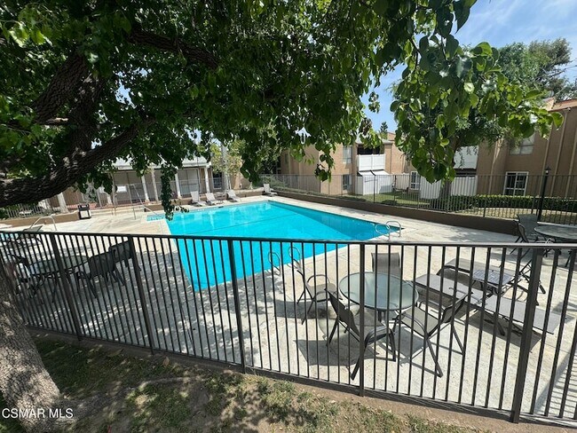 Building Photo - 10331 Lindley Ave