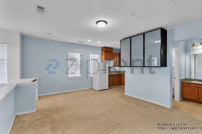 Building Photo - 444 E Poplar St