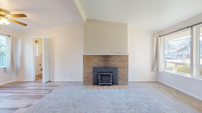 Building Photo - SeaTac rambler home -3 bedroom 1 bath with carport.  Fenced yard!!!  Available March 1st, 2026!