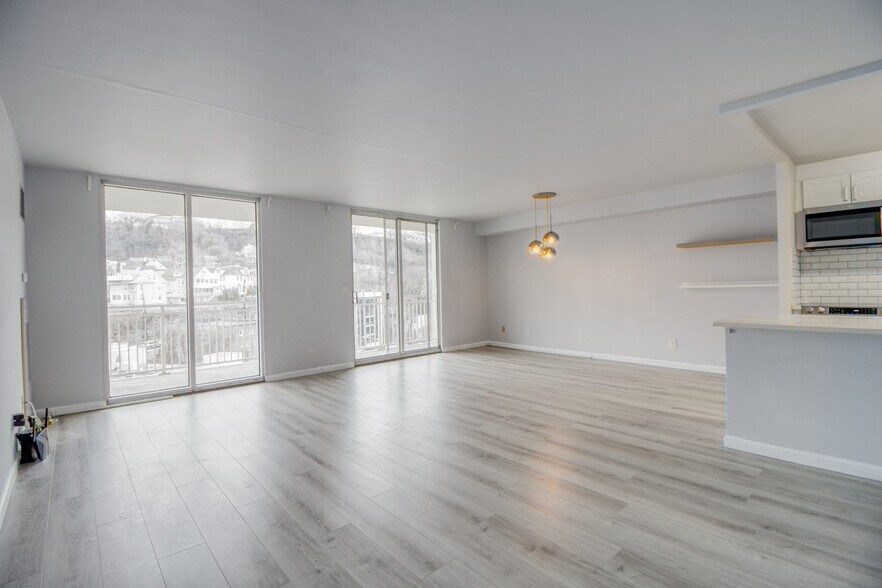 Building Photo - 1055 River Rd