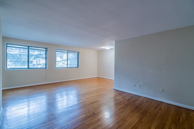 Building Photo - Rare Large Efficiency (552 Sq Ft) Close To...
