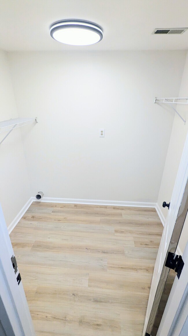 Building Photo - 845 Florland Dr