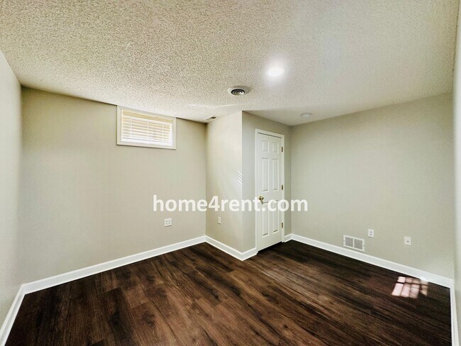 Building Photo - Elegant Cul-de-Sac Retreat with 5th Bedroo...