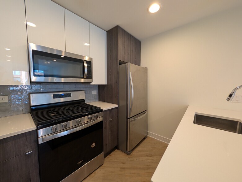 Building Photo - 3763 N Sheffield Ave