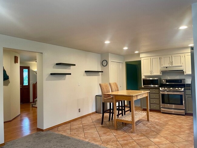 Building Photo - 4 bedroom, 2.5 Bath House in Mukilteo, $3995 per month