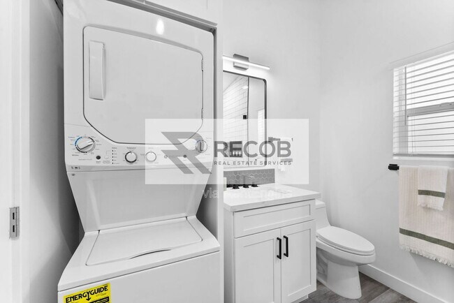 Building Photo - 832 Desty St