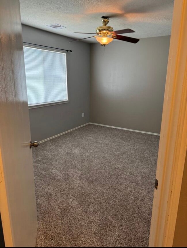 Building Photo - 10906 View Pointe Ln