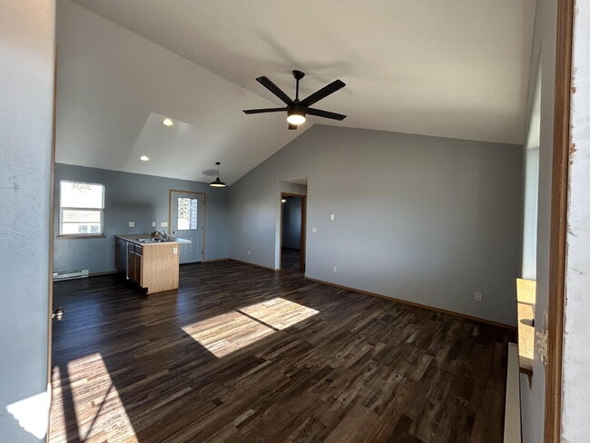 Building Photo - 2 Bed / 1 Bath Upstairs Condo with Garage. Convenient location