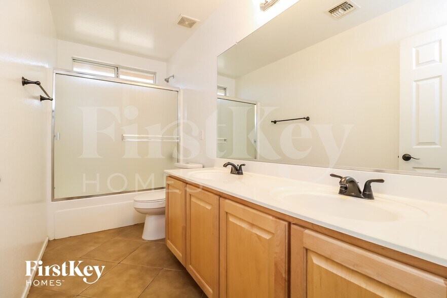 Building Photo - 1167 S 225th Ln