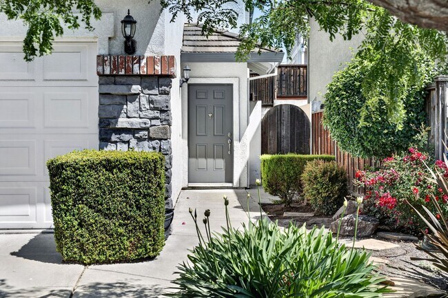 Building Photo - Renovated Court Location Beauty – Spacious 4BD Home Near Pleasant Hill!
