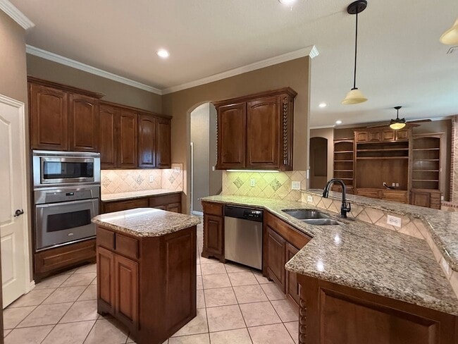 Building Photo - 2207 Canterbury Dr
