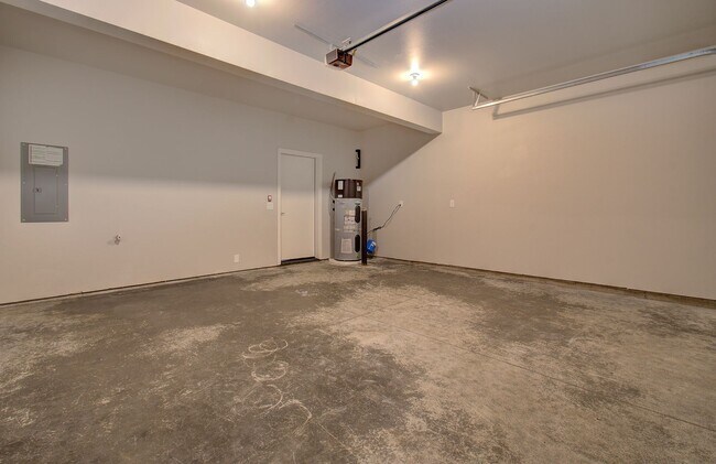 Building Photo - Beautiful Townhouse with Easy Access to Everything!