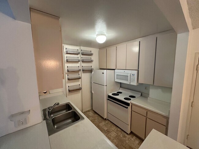 Building Photo - Top-Floor Corner Unit | 3BR in Cross Creek Village, Playa del Rey