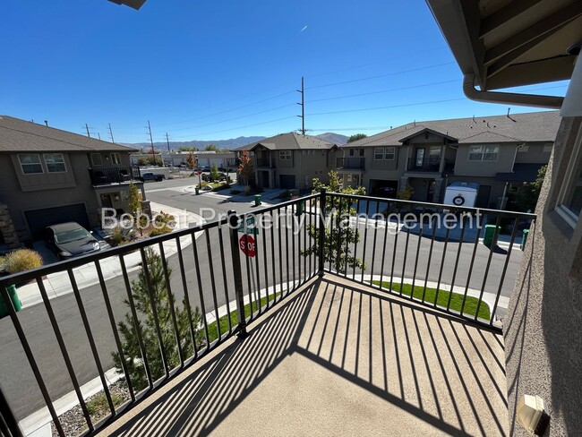 Building Photo - 3 Bedroom 2.5 Bathroom Townhouse in Carson...