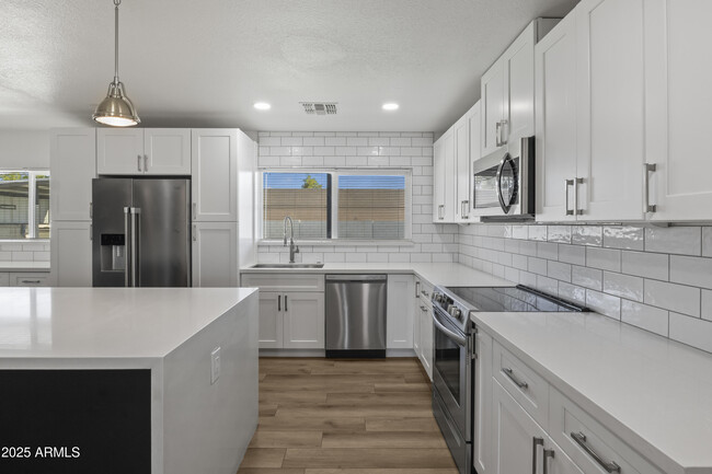 Building Photo - 2166 E Greenway Dr