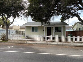 Building Photo - Two bedroom one bath house walking distanc...