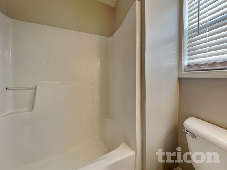 Building Photo - 16 Waterloo Ct