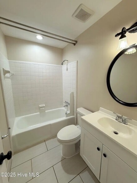 Building Photo - 107 E Baywood Ln