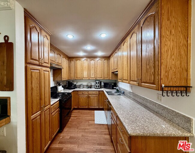 Building Photo - 7764 Fountain Ave