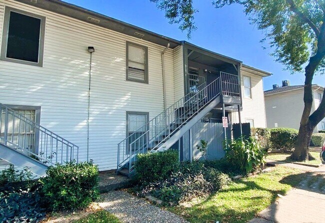 Building Photo - 7200 Clarewood Dr