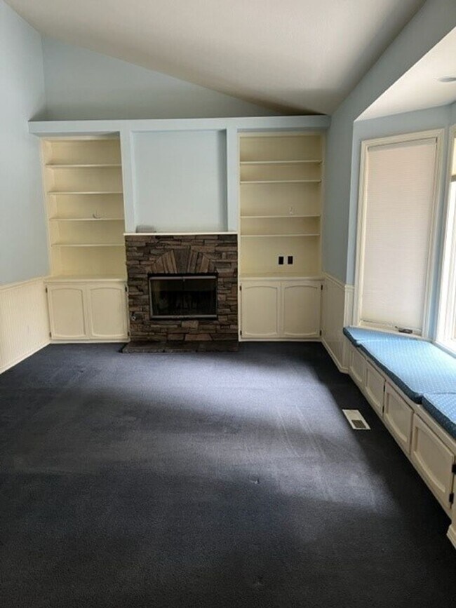 Building Photo - Large 3 Bed/2 Bath Home in the Mountain Hi...