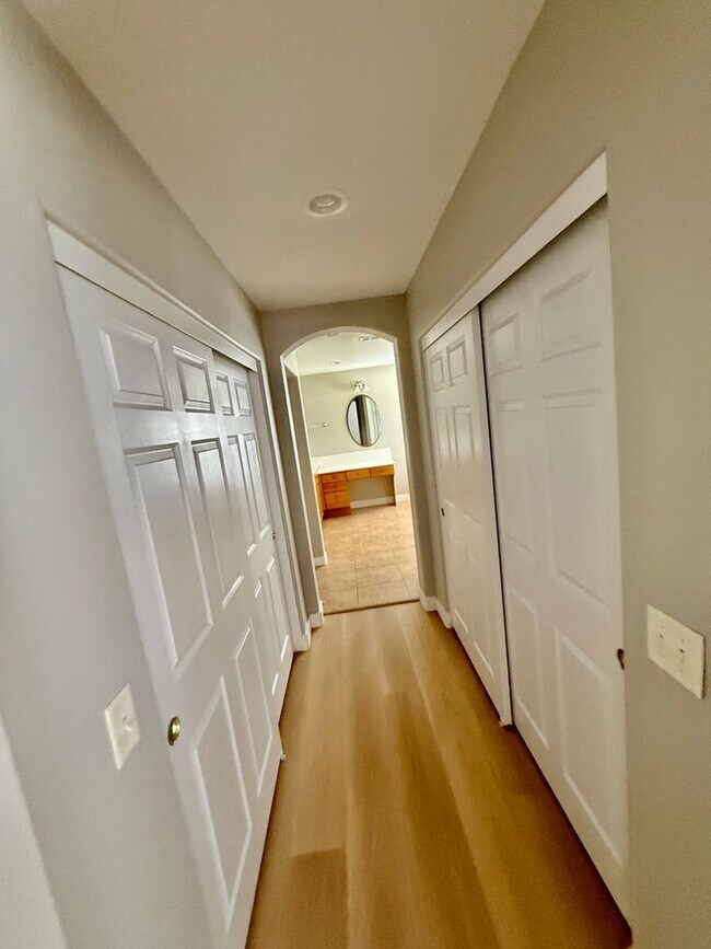 Building Photo - Nice 2 Story Family Home