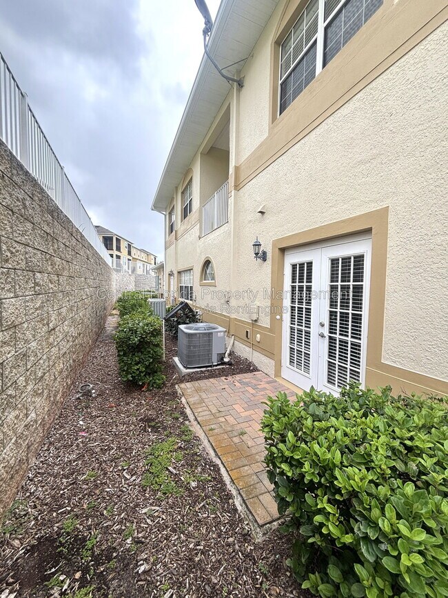 Building Photo - 13220 Fountainbleau Dr
