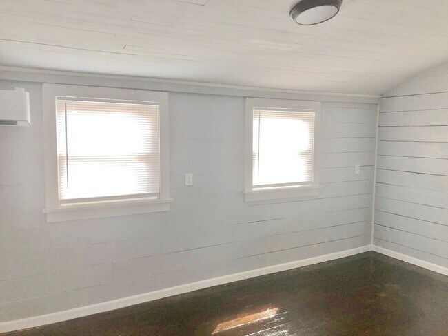 Building Photo - Scruggs