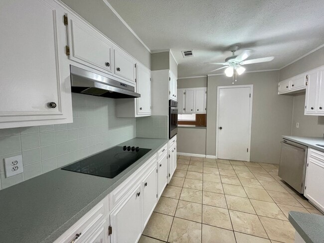 Building Photo - 6510 Daisy Dr