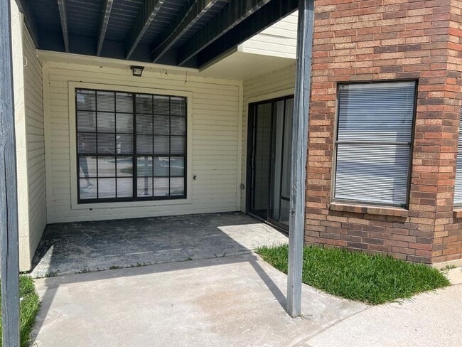 Building Photo - 8003 Catalpa St