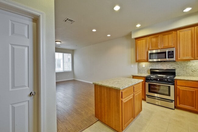 Building Photo - Sought-after Multi-level Home Near Great Mall!