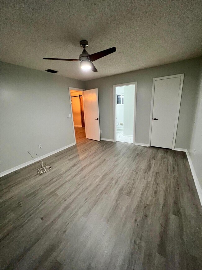 Building Photo - 602 NW Cardinal Dr
